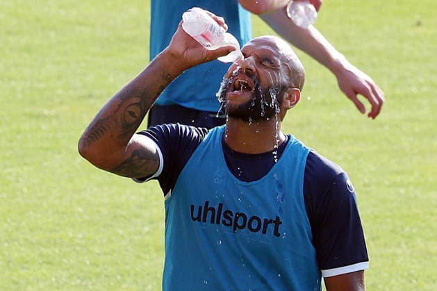 01.07.2026, xrekx, Fussball 3.Liga, SV Waldhof Mannheim - Trainingsauftakt Saison 2026 27 v.l. Terrence Boyd (SV Waldhof Mannheim) Trinkpause (DFL DFB REGULATIONS PROHIBIT ANY USE OF PHOTOGRAPHS as IMAGE SEQUENCES and or QUASI-VIDEO) Mannheim *** July 1, 2026, xrekx, Soccer 3rd Division, SV Waldhof Mannheim Start of Training for the 2026–27 Season, from left: Terrence Boyd, SV Waldhof Mannheim, Water Break. DFL and DFB regulations prohibit any use of photographs as image sequences and or quasi-video. Mannheim