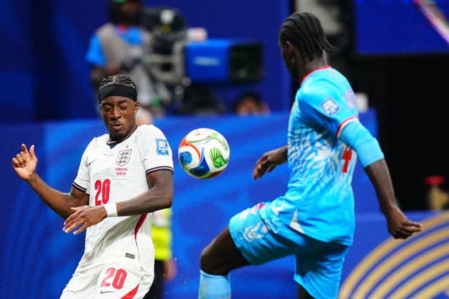 England v DR Congo - FIFA World Cup, WM, Weltmeisterschaft, Fussball 2026 - Round of 32 ATLANTA, USA - JULY 1: Noni Madueke (20) of England in action against Axel Tuanzebe (4) of DR Congo during 2026 FIFA World Cup Round of 32 match between England and DR Congo at Mercedes-Benz Stadium (Atlanta Stadium) in Atlanta, Georgia, United States on July 1, 2026. Evrim Aydin Anadolu Georgia United States. Editorial use only. Please get in touch for any other usage.  Copyright: x2026xAnadoluxEvrimxAydinx