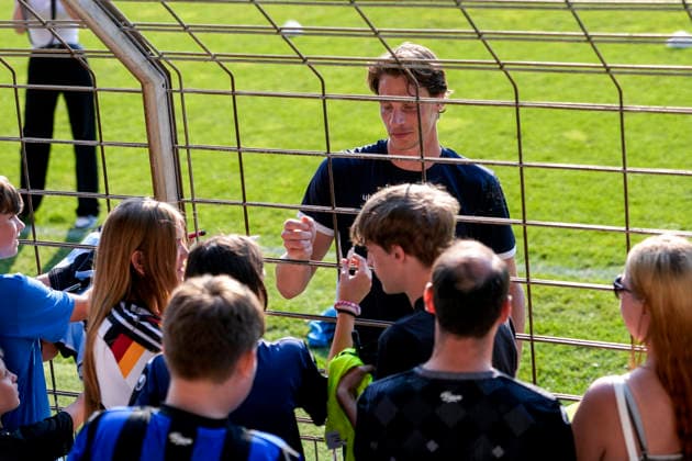 Thijmen Nijhuis (Torwart, SV Waldhof, 1) schreibt Autogramme für die Fans, Fans, Publikum, Zuschauer, Stimmung, Atmosphäre, Stadion, 01.07.2026, Mannheim (Deutschland), Fussball, 3. Liga, Trainingsstart SV Waldhof Mannheim, DFB DFL REGULATIONS PROHIBIT ANY USE OF PHOTOGRAPHS AS IMAGE SEQUENCES AND OR QUASI-VIDEO. *** Thijmen Nijhuis, goalkeeper for SV Waldhof, 1, signs autographs for the fans; fans, audience, spectators, mood, atmosphere, stadium, July 1, 2026, Mannheim, Germany, soccer, 3rd Division, start of training for SV Waldhof Mannheim, DFB and DFL regulations prohibit any use of photographs as image sequences and or quasi-video xozx