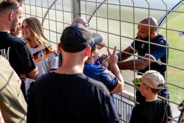 Terrence Boyd (SV Waldhof, 13) schreibt Autogramme für die Fans, Fans, Publikum, Zuschauer, Stimmung, Atmosphäre, Stadion, 01.07.2026, Mannheim (Deutschland), Fussball, 3. Liga, Trainingsstart SV Waldhof Mannheim, DFB DFL REGULATIONS PROHIBIT ANY USE OF PHOTOGRAPHS AS IMAGE SEQUENCES AND OR QUASI-VIDEO. *** Terrence Boyd of SV Waldhof, 13, signs autographs for the fans, fans, audience, spectators, mood, atmosphere, stadium, July 1, 2026, Mannheim, Germany, soccer, 3. Liga, start of training for SV Waldhof Mannheim; DFB and DFL regulations prohibit any use of photographs as image sequences and or quasi-video xozx