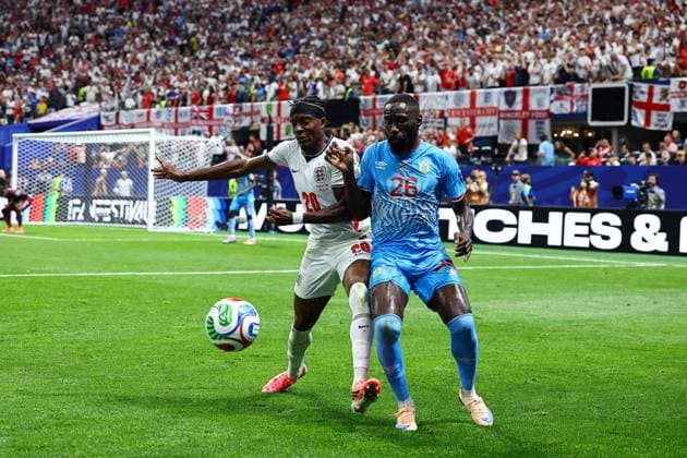 Noni Madueke of England battles with Arthur Masuaku of DR Congo England v DR Congo, 2026 FIFA World Cup, WM, Weltmeisterschaft, Fussball Group of 32, Football, Atlanta Stadium, Atlanta, Georgia, USA - 01 Jul 2026Atlanta Mercedes-Benz Stadium Georgia (GA) United States of America  Copyright: xMIchaelxZemanek Shutterstockx 16970378bm