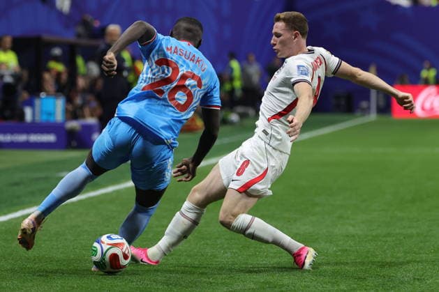 FIFA World Cup, WM, Weltmeisterschaft, Fussball 2026 - Round of 32 - England vs DR Congo Elliot Anderson (R) of England in action against Arthur Masuaku of DR Congo during the FIFA World Cup 2026 Round of 32 match England against Democratic Republic of Congo, in Atlanta, USA, 01 July 2026. ATLANTA United States  Copyright: xCRISTOBALxHERRERA-ULASHKEVICHx