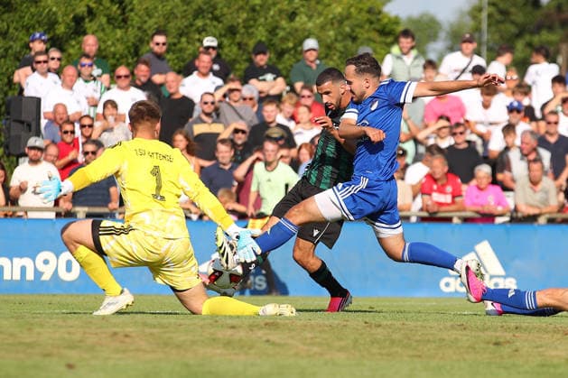 01.07.2026, xtgx, Fussball Testspiel, TSV Pattensen - Hannover 96 emspor, v.l. Waniss Taibi (Hannover) schiesst den Ball aufs Tor, Torschuss, Schuss (DFL DFB REGULATIONS PROHIBIT ANY USE OF PHOTOGRAPHS as IMAGE SEQUENCES and or QUASI-VIDEO) Pattensen *** July 1, 2026, xtgx, Soccer Friendly Match, TSV Pattensen vs. Hannover 96, from left: Waniss Taibi (Hannover) shoots the ball toward the goal, shot on goal, shot DFL DFB REGULATIONS PROHIBIT ANY USE OF PHOTOGRAPHS as IMAGE SEQUENCES and or QUASI-VIDEO Pattensen