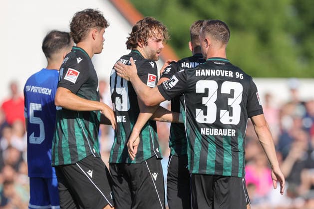 01.07.2026, xtgx, Fussball Testspiel, TSV Pattensen - Hannover 96 emspor, v.l. Kolja Oudenne (Hannover, 29) Jubel, Torjubel, jubelt ueber das Tor, celebrate the goal, celebration (DFL DFB REGULATIONS PROHIBIT ANY USE OF PHOTOGRAPHS as IMAGE SEQUENCES and or QUASI-VIDEO) Pattensen *** July 1, 2026, xtgx, soccer friendly, TSV Pattensen vs. Hannover 96, from left: Kolja Oudenne (Hannover), 29, cheering, Goal celebration, celebrating the goal, DFL and DFB regulations prohibit any use of photographs as image sequences and or quasi-video. Pattensen