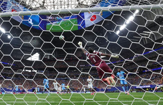 (260702) -- ATLANTA, July 2, 2026 -- Lionel Mpasi (front), goalkeeper of the Democratic Republic of the Congo (DRC) makes a save during the round of 32 match between England and the Democratic Republic of the Congo (DRC) at the 2026 FIFA World Cup, WM, Weltmeisterschaft, Fussball at Atlanta Stadium in Atlanta, the United States, July 1, 2026. ) (SP)U.S.-ATLANTA-FOOTBALL-FIFA WORLD CUP-ROUND OF 32-ENG VS COD XuxZijian 