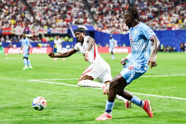RECORD DATE NOT STATED FIFA World Cup, WM, Weltmeisterschaft, Fussball 2026 - Round of 32 - England v DR Congo Noni Madueke player of England and Ngal ayel Mukau player of DR Congo during the FIFA World Cup 2026 Round of 32 match between England and DR Congo, at Atlanta Stadium, in Atlanta, United States, on Wednesday, July 01, 2026.(Foto: Vanessa Carvalho Brazil Photo Press IMAGO) Sports Copyright: xVanessaxCarvalhox