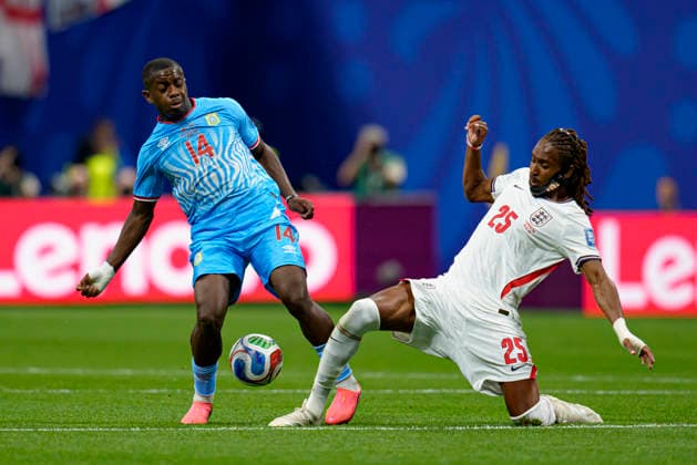 Noah Sadiki and Djed Spence seen during FIFA World Cup, WM, Weltmeisterschaft, Fussball 2026 Round of 32 game between national teams of England and DR Congo (Edmung Wong Ball Raw Images) Houston Houston Stadium USA Copyright: xEdmundxWongx edmungwong_england_drcongo_2526-9