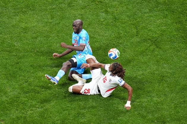 Yoane Wissa of DR Congo is challenged by Djed Spence of England England v DR Congo, 2026 FIFA World Cup, WM, Weltmeisterschaft, Fussball Group of 32, Football, Atlanta Stadium, Atlanta, Georgia, USA - 01 Jul 2026Atlanta Mercedes-Benz Stadium Georgia (GA) United States of America  Copyright: xIsmaelxAdnan Shutterstockx 16970376ax