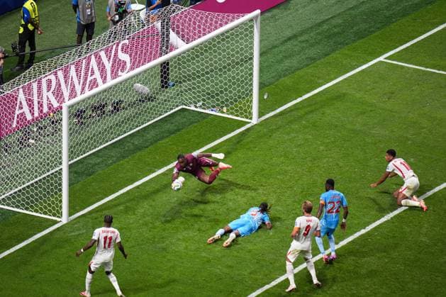 Lionel Mpasi of DR Congo makes a save England v DR Congo, 2026 FIFA World Cup, WM, Weltmeisterschaft, Fussball Group of 32, Football, Atlanta Stadium, Atlanta, Georgia, USA - 01 Jul 2026Atlanta Mercedes-Benz Stadium Georgia (GA) United States of America  Copyright: xIsmaelxAdnan Shutterstockx 16970376au