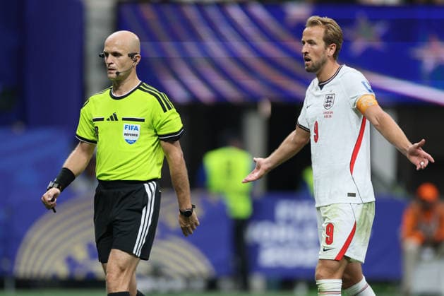 England v Congo DR: Round Of 32 - FIFA World Cup, WM, Weltmeisterschaft, Fussball 2026 Referee Adham Makhadmeh walks away from Harry Kane of England during the FIFA World Cup 2026 Round Of 32 match between England and Congo DR at Atlanta Stadium on July 1, 2026 in Atlanta, United States. Atlanta Atlanta Stadium GA United States Copyright: xAllstarxPicturexLibraryxLtdx