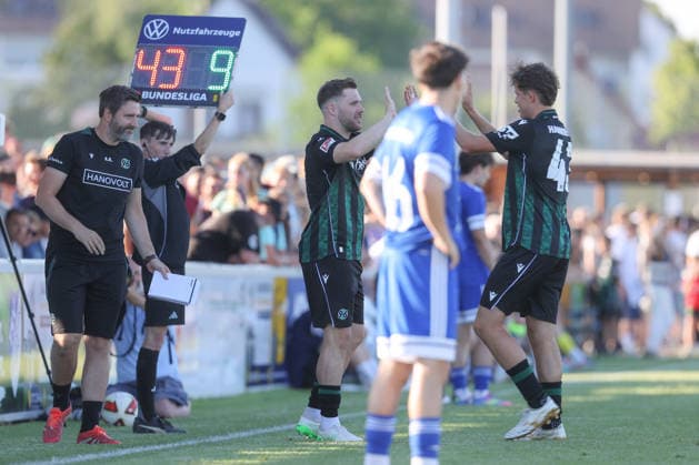 01.07.2026, xtgx, Fussball Testspiel, TSV Pattensen - Hannover 96 emspor, v.l. Benjamin Källman (Hannover, 9), Kevin Ahlberg (Hannover) Auswechslung, Wechsel (DFL DFB REGULATIONS PROHIBIT ANY USE OF PHOTOGRAPHS as IMAGE SEQUENCES and or QUASI-VIDEO) Pattensen *** July 1, 2026, xtgx, soccer exhibition match, TSV Pattensen vs. Hannover 96, from left: Benjamin Källman (Hannover), 9, Kevin Ahlberg (Hannover) substitution, substitution. DFL and DFB regulations prohibit any use of photographs as image sequences and or quasi-video. Pattensen