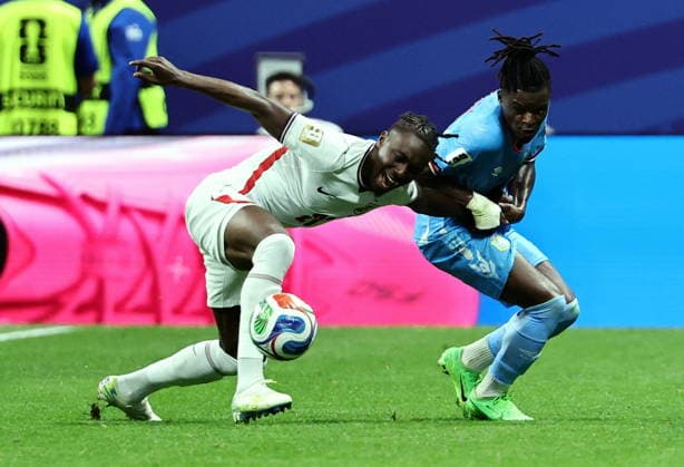 FIFA World Cup, WM, Weltmeisterschaft, Fussball 2026 - Round of 32 - England vs DR Congo Brian Cipenga of DR Congo (R) and Eberechi Eze of England in action during the FIFA World Cup 2026 Round of 32 match England against Democratic Republic of Congo, in Atlanta, USA, 01 July 2026. ATLANTA United States  Copyright: xRONALDxWITTEKx
