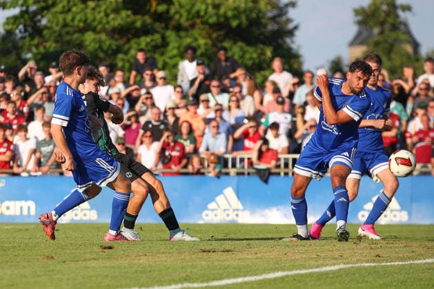 01.07.2026, xtgx, Fussball Testspiel, TSV Pattensen - Hannover 96 emspor, v.l. Alexander Vogel (Hannover) schiesst Tor, schießt, Torschuetze, erzielt Tor, Treffer, scores the goal 0:4 (DFL DFB REGULATIONS PROHIBIT ANY USE OF PHOTOGRAPHS as IMAGE SEQUENCES and or QUASI-VIDEO) Pattensen *** July 1, 2026, xtgx, Soccer Friendly Match, TSV Pattensen vs. Hannover 96, from left: Alexander Vogel (Hannover) scores a goal, shoots, goal scorer, scores a goal, goal, scores the goal 0–4 DFL DFB REGULATIONS PROHIBIT ANY USE OF PHOTOGRAPHS as IMAGE SEQUENCES and or QUASI-VIDEO Pattensen