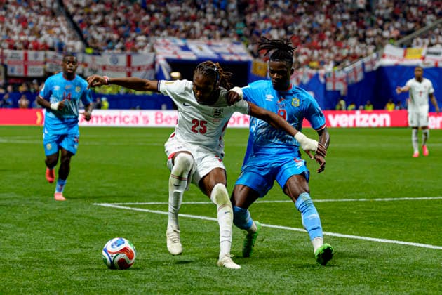 Djed Spence and Brian Cipenga seen during FIFA World Cup, WM, Weltmeisterschaft, Fussball 2026 Round of 32 game between national teams of England and DR Congo (Edmung Wong Ball Raw Images) Houston Houston Stadium USA Copyright: xEdmundxWongx edmungwong_england_drcongo_2526_2-9
