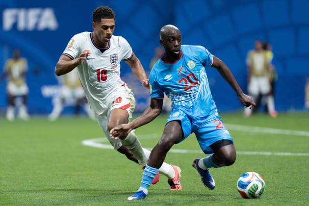 Yoane Wissa of the Democratic Republic of Congo (right) runs with the ball under pressure from Jude Bellingham of England (left) during a Round of 32 match of the 2026 FIFA Men s World Cup between England and the Democratic Republic of Congo at Atlanta Stadium in Atlanta on July 1, 2026. (Richard Callis ) Richard Callis Fotoarena (Richard Callis SPP)  Copyright: xRichardxCallisx xSPPx spp-en-RiCa-2976518