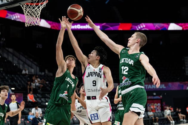 Japan v Lithuania - Round of 16 - FIBA U17, U 17 Basketball World Cup 2026 Kuon Sato of Japan competes with Jokubas Kukta and Arnas Erlickis of Lithuania during the FIBA U17 Basketball World Cup Round of 16 game between Japan and Lithuania at BDC Main Venue in Istanbul, Turkey, on July 1, 2026. Istanbul Istanbul Turkey  Copyright: xYagizxGurtugx originalFilename:gurtug-japanvli260701_npxdx.jpg