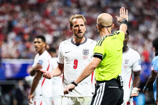 RECORD DATE NOT STATED FIFA World Cup, WM, Weltmeisterschaft, Fussball 2026 - Round of 32 - England v DR Congo Harry Kane player of England and the referee Adham Makhadmeh during the FIFA World Cup 2026 Round of 32 match between England and DR Congo, at Atlanta Stadium, in Atlanta, United States, on Wednesday, July 01, 2026.(Foto: Vanessa Carvalho Brazil Photo Press IMAGO) Sports Copyright: xVanessaxCarvalhox