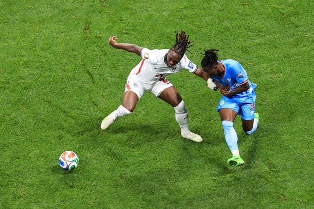 Football - FIFA World Cup, WM, Weltmeisterschaft, Fussball - Round of 32 - Round of 32 - England v DR Congo 1st July 2026 - FIFA World Cup - Round of 32 - England v DR Congo - Eberechi Eze of England and Brian Cipenga of DR Congo - Photo: Simon Stacpoole Offside. Atlanta USA *** Fußball – FIFA-Weltmeisterschaft – Runde der letzten 32 – Runde der letzten 32 – England gegen DR Kongo – 1. Juli 2026 – FIFA-Weltmeisterschaft – Runde der letzten 32 – England gegen DR Kongo – Eberechi Eze (England) und Brian Cipenga (DR Kongo) – Foto: Simon Stacpoole – Abseits – Atlanta, USA  Copyright: xSimonxStacpoolexOffside