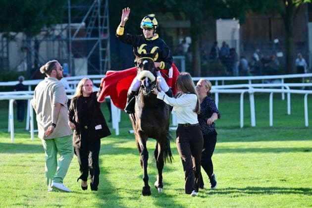 GER; DERBY-MEETING 2026: Hamburger Renn-Club 01.07.2026, GER; DERBY-MEETING 2026: Hamburger Renn-Club Sparkasse Holstein-Cup im Bild Sieger Leon Wolff auf Innora jubelt *** GER DERBY MEETING 2026 Hamburg Racing Club July 1, 2026, GER DERBY MEETING 2026 Hamburg Racing Club Sparkasse Holstein Cup: Winner Leon Wolff on Innora celebrates nordphotoxGmbH xWitke nph00002