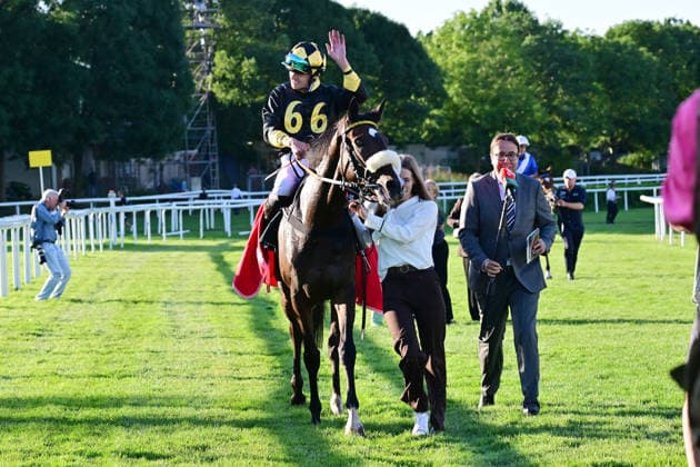 GER; DERBY-MEETING 2026: Hamburger Renn-Club 01.07.2026, GER; DERBY-MEETING 2026: Hamburger Renn-Club Sparkasse Holstein-Cup im Bild Sieger Leon Wolff auf Innora jubelt *** GER DERBY MEETING 2026 Hamburg Racing Club July 1, 2026, GER DERBY MEETING 2026 Hamburg Racing Club Sparkasse Holstein Cup: Winner Leon Wolff on Innora celebrates nordphotoxGmbH xWitke nph00002