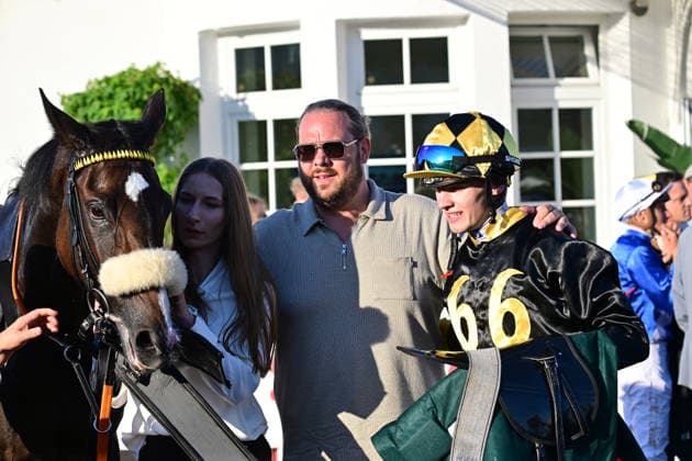 GER; DERBY-MEETING 2026: Hamburger Renn-Club 01.07.2026, GER; DERBY-MEETING 2026: Hamburger Renn-Club Sparkasse Holstein-Cup im Bild Sieger Leon Wolff auf Innora *** GER DERBY MEETING 2026 Hamburg Racing Club July 1, 2026, GER DERBY MEETING 2026 Hamburg Racing Club Sparkasse Holstein Cup: Winner Leon Wolff on Innora nordphotoxGmbH xWitke nph00002