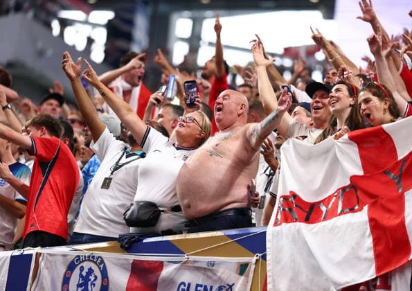 England fans celebrate after England defeated DR Congo 2-1 in a Round of 32 FIFA World Cup, WM, Weltmeisterschaft, Fussball match at Atlanta Stadium in Atlanta, Georgia, on Wednesday, July 1, 2026.  ATL20260701930 CHRISTIANxBRUNSKILL