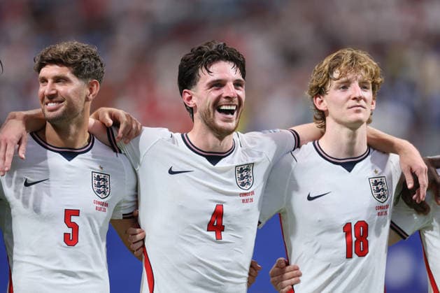 England v Congo DR: Round Of 32 - FIFA World Cup, WM, Weltmeisterschaft, Fussball 2026 John Stones, Declan Rice and Anthony Gordon of England celebrate after winning the FIFA World Cup 2026 Round Of 32 match between England and Congo DR at Atlanta Stadium on July 1, 2026 in Atlanta, United States. Atlanta Atlanta Stadium GA United States Copyright: xAllstarxPicturexLibraryxLtdx