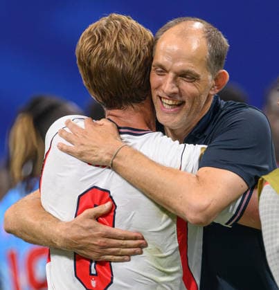 01 July 2026 - England v Democratic Republic of Congo - Atlanta Stadium - R32 - 2026 World Cup - USA. 01 July 2026 - England v Democratic Republic of Congo - Atlanta Stadium - R32 - 2026 World Cup - USA. Thomas Tuchel hugs England s goal hero Harry Kane at the end of the match. Picture : Mark Pain ATLANTA USA  Copyright: xMarkxPainx