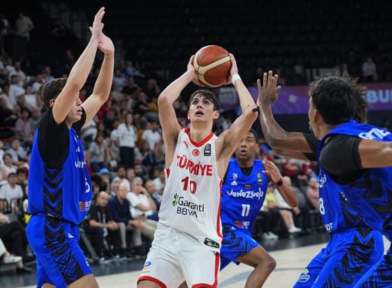 Turkiye v Venezuela - FIBA U17, U 17 Basketball World Cup ISTANBUL, TURKIYE - JULY 1: Turkiye s Omer Kutluay (10) competes against Venezuela s Bryan Gomez (5) during the FIBA Under-17 Basketball World Cup match between Turkiye and Venezuela at the Basketball Development Center in Istanbul, Turkiye, on July 1, 2026. Esra Bilgin Anadolu Istanbul Turkey. Editorial use only. Please get in touch for any other usage.  Copyright: x2026xAnadoluxEsraxBilginx