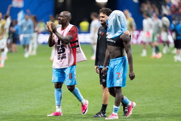 Gael Kakuta of Congo DR (L) applaud fans and Nathanael Mbuku of Congo DR (R) looks dejected after the 2-1 loss during the FIFA Men’s World Cup 2026 round of 32 football match between England and Congo DR at Atlanta Stadium, in Atlanta July 01th 2026 (Photo by Richard Callis SPP)  Copyright: xRichardxCallis SPPx Sportspressphoto_SPR182136