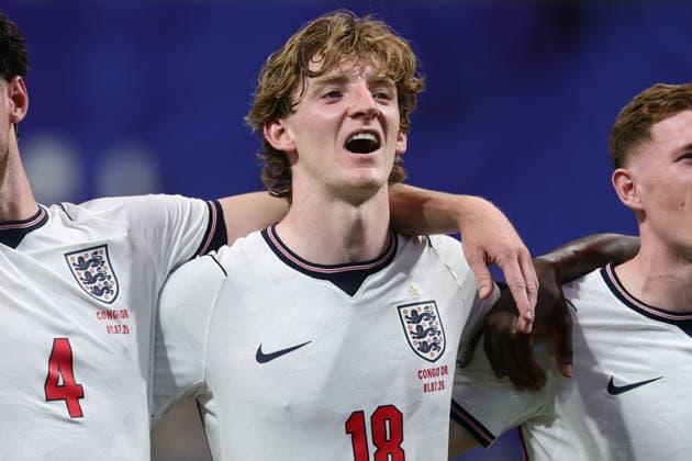Anthony Gordon of England sings along with the fans after winning 2-1 during the FIFA World Cup, WM, Weltmeisterschaft, Fussball 2026 last 32 match between England and Congo DR at the Mercedez-Benz Stadium, Atlanta, USA on 1 July 2026. Copyright: xPeterxDovganx 45220029