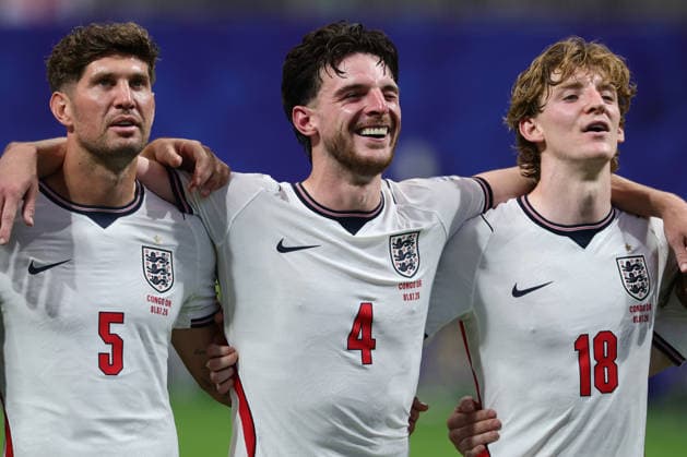 John Stones of England, Declan Rice of England and Anthony Gordon of England sings along with the fans after winning 2-1 during the FIFA World Cup, WM, Weltmeisterschaft, Fussball 2026 last 32 match between England and Congo DR at the Mercedez-Benz Stadium, Atlanta, USA on 1 July 2026. Copyright: xPeterxDovganx 45220033