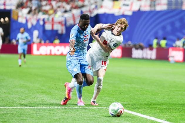 RECORD DATE NOT STATED FIFA World Cup, WM, Weltmeisterschaft, Fussball 2026 - Round of 32 - England v DR Congo Anthony Gordon player of England and Chancel Mbemba player of DR Congo during the FIFA World Cup 2026 Round of 32 match between England and DR Congo, at Atlanta Stadium, in Atlanta, United States, on Wednesday, July 01, 2026.(Foto: Vanessa Carvalho Brazil Photo Press IMAGO) Sports Copyright: xVanessaxCarvalhox