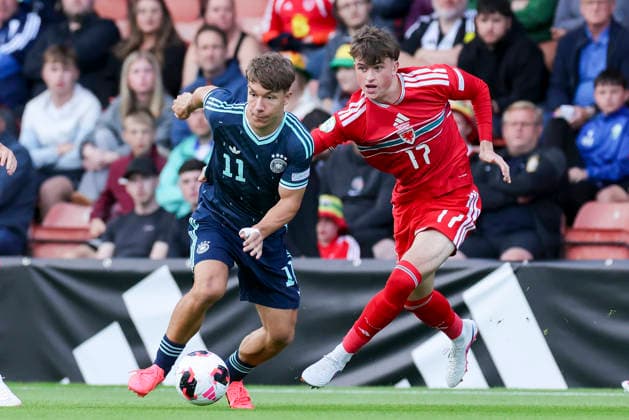 Moritz Reimers (Germany) und Noah Williams (Wales) kaempfen um den Ball, UEFA European Under-19 Championship 2026 Group A, Wales v Germany, Racecourse Ground am 01. July 2026 in Wrexham, Vereinigtes Königreich. (Foto von Marco Steinbrenner DeFodi Images) Moritz Reimers (Germany) und Noah Williams (Wales) battle for the ball, UEFA European Under-19 Championship 2026 Group A, Wales v Germany, Racecourse Ground, July 1, 2026 in Wrexham, United Kingdom. (Photo by Marco Steinbrenner DeFodi Images) - *** Moritz Reimers (Germany) and Noah Williams (Wales) battle for the ball, 2026 UEFA European Under-19 Championship Group A, Wales vs. Germany, Racecourse Ground on July 1, 2026, in Wrexham, United Kingdom. Photo by Marco Steinbrenner, DeFodi Images. Moritz Reimers (Germany) and Noah Williams (Wales) battle for the ball, UEFA European Under-19 Championship 2026 Group A, Wales vs. Germany, Racecourse Ground, July 1, 2026, in Wrexham, United Kingdom. Photo by Marco Steinbrenner, DeFodi Images