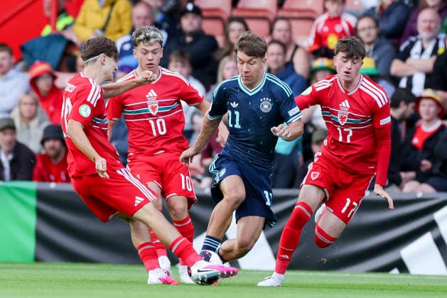 Charlie Stevens (Wales), Cruz Allen (Wales), Moritz Reimers (Germany) und Noah Williams (Wales) kaempfen um den Ball, UEFA European Under-19 Championship 2026 Group A, Wales v Germany, Racecourse Ground am 01. July 2026 in Wrexham, Vereinigtes Königreich. (Foto von Marco Steinbrenner DeFodi Images) Charlie Stevens (Wales), Cruz Allen (Wales), Moritz Reimers (Germany) und Noah Williams (Wales) battle for the ball, UEFA European Under-19 Championship 2026 Group A, Wales v Germany, Racecourse Ground, July 1, 2026 in Wrexham, United Kingdom. (Photo by Marco Steinbrenner DeFodi Images) - *** Charlie Stevens (Wales), Cruz Allen (Wales), Moritz Reimers (Germany), and Noah Williams (Wales) battle for the ball, 2026 UEFA European Under-19 Championship Group A, Wales vs. Germany, Racecourse Ground on July 1, 2026, in Wrexham, United Kingdom. Photo by Marco Steinbrenner, DeFodi Images. Charlie Stevens (Wales), Cruz Allen (Wales), Moritz Reimers (Germany), and Noah Williams (Wales) battle for the ball, UEFA European Under-19 Championship 2026 Group A, Wales vs. Germany, Racecourse Ground, July 1, 2026, in Wrexham, United Kingdom. Photo by Marco Steinbrenner, DeFodi Images
