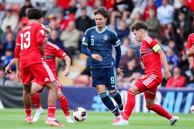 Jayden Lienou (Wales), Charlie Stevens (Wales), Otto Stange (Germany) und Brayden Clarke (Wales) kaempfen um den Ball, UEFA European Under-19 Championship 2026 Group A, Wales v Germany, Racecourse Ground am 01. July 2026 in Wrexham, Vereinigtes Königreich. (Foto von Marco Steinbrenner DeFodi Images) Jayden Lienou (Wales), Charlie Stevens (Wales), Otto Stange (Germany) und Brayden Clarke (Wales) battle for the ball, UEFA European Under-19 Championship 2026 Group A, Wales v Germany, Racecourse Ground, July 1, 2026 in Wrexham, United Kingdom. (Photo by Marco Steinbrenner DeFodi Images) - *** Jayden Lienou (Wales), Charlie Stevens (Wales), Otto Stange (Germany), and Brayden Clarke (Wales) battle for the ball, 2026 UEFA European Under-19 Championship Group A, Wales vs. Germany, Racecourse Ground on July 1, 2026, in Wrexham, United Kingdom. Photo by Marco Steinbrenner, DeFodi Images. Jayden Lienou (Wales), Charlie Stevens (Wales), Otto Stange (Germany) and Brayden Clarke (Wales) battle for the ball, 2026 UEFA European Under-19 Championship Group A, Wales vs. Germany, Racecourse Ground, July 1, 2026, in Wrexham, United Kingdom. Photo by Marco Steinbrenner, DeFodi Images