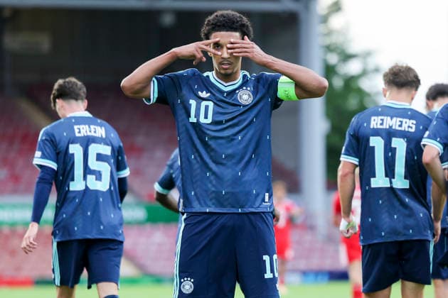 Francis Onyeka (Germany) bejubelt seinen Treffer zum 0:1, UEFA European Under-19 Championship 2026 Group A, Wales v Germany, Racecourse Ground am 01. July 2026 in Wrexham, Vereinigtes Königreich. (Foto von Marco Steinbrenner DeFodi Images) Francis Onyeka (Germany) celebrates after scoring his teams first goal, UEFA European Under-19 Championship 2026 Group A, Wales v Germany, Racecourse Ground, July 1, 2026 in Wrexham, United Kingdom. (Photo by Marco Steinbrenner DeFodi Images) - *** Francis Onyeka of Germany celebrates his goal to make it 0–1, 2026 UEFA European Under-19 Championship, Group A, Wales vs. Germany, Racecourse Ground on July 1, 2026, in Wrexham, United Kingdom. Photo by Marco Steinbrenner, DeFodi Images. Francis Onyeka of Germany celebrates after scoring his team’s first goal, UEFA European Under-19 Championship 2026, Group A, Wales vs. Germany, Racecourse Ground, July 1, 2026, in Wrexham, United Kingdom. Photo by Marco Steinbrenner, DeFodi Images