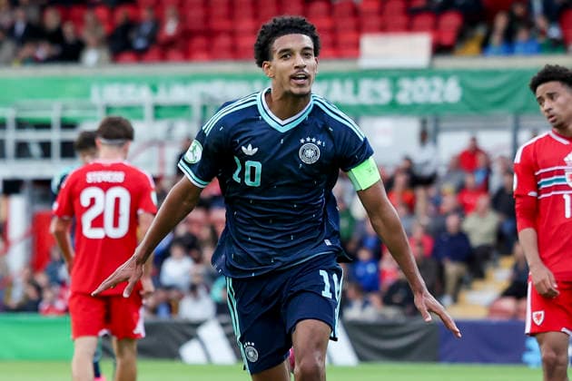 Francis Onyeka (Germany) bejubelt seinen Treffer zum 0:1, UEFA European Under-19 Championship 2026 Group A, Wales v Germany, Racecourse Ground am 01. July 2026 in Wrexham, Vereinigtes Königreich. (Foto von Marco Steinbrenner DeFodi Images) Francis Onyeka (Germany) celebrates after scoring his teams first goal, UEFA European Under-19 Championship 2026 Group A, Wales v Germany, Racecourse Ground, July 1, 2026 in Wrexham, United Kingdom. (Photo by Marco Steinbrenner DeFodi Images) - *** Francis Onyeka of Germany celebrates his goal to make it 0–1, 2026 UEFA European Under-19 Championship, Group A, Wales vs. Germany, Racecourse Ground on July 1, 2026, in Wrexham, United Kingdom. Photo by Marco Steinbrenner, DeFodi Images. Francis Onyeka of Germany celebrates after scoring his team’s first goal, UEFA European Under-19 Championship 2026, Group A, Wales vs. Germany, Racecourse Ground, July 1, 2026, in Wrexham, United Kingdom. Photo by Marco Steinbrenner, DeFodi Images