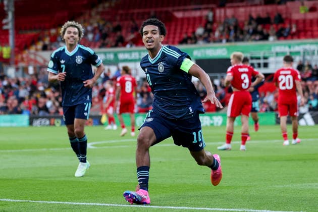 Francis Onyeka (Germany) bejubelt seinen Treffer zum 0:1, UEFA European Under-19 Championship 2026 Group A, Wales v Germany, Racecourse Ground am 01. July 2026 in Wrexham, Vereinigtes Königreich. (Foto von Marco Steinbrenner DeFodi Images) Francis Onyeka (Germany) celebrates after scoring his teams first goal, UEFA European Under-19 Championship 2026 Group A, Wales v Germany, Racecourse Ground, July 1, 2026 in Wrexham, United Kingdom. (Photo by Marco Steinbrenner DeFodi Images) - *** Francis Onyeka of Germany celebrates his goal to make it 0–1, 2026 UEFA European Under-19 Championship, Group A, Wales vs. Germany, Racecourse Ground on July 1, 2026, in Wrexham, United Kingdom. Photo by Marco Steinbrenner, DeFodi Images. Francis Onyeka of Germany celebrates after scoring his team’s first goal, UEFA European Under-19 Championship 2026, Group A, Wales vs. Germany, Racecourse Ground, July 1, 2026, in Wrexham, United Kingdom. Photo by Marco Steinbrenner, DeFodi Images