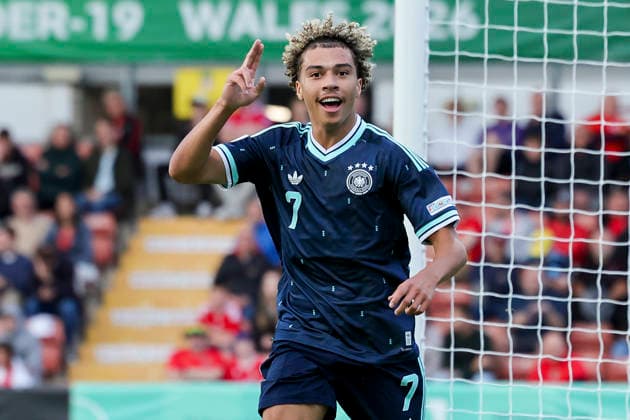 Sport Bilder des Tages Montrell Culbreath (Germany) bejubelt seinen Treffer zum 0:2, UEFA European Under-19 Championship 2026 Group A, Wales v Germany, Racecourse Ground am 01. July 2026 in Wrexham, Vereinigtes Königreich. (Foto von Marco Steinbrenner DeFodi Images) Montrell Culbreath (Germany) celebrates after scoring his teams second goal, UEFA European Under-19 Championship 2026 Group A, Wales v Germany, Racecourse Ground, July 1, 2026 in Wrexham, United Kingdom. (Photo by Marco Steinbrenner DeFodi Images) - *** Montrell Culbreath of Germany celebrates his goal to make it 0–2, 2026 UEFA European Under-19 Championship, Group A, Wales vs. Germany, Racecourse Ground on July 1, 2026, in Wrexham, United Kingdom. Photo by Marco Steinbrenner, DeFodi Images. Montrell Culbreath of Germany celebrates after scoring his team’s second goal, UEFA European Under-19 Championship 2026, Group A, Wales vs. Germany, Racecourse Ground, July 1, 2026, in Wrexham, United Kingdom. Photo by Marco Steinbrenner, DeFodi Images