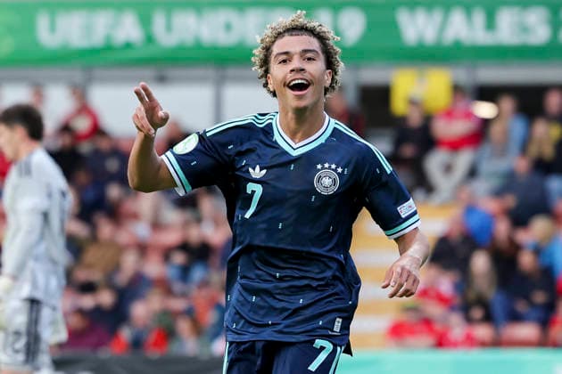 Montrell Culbreath (Germany) bejubelt seinen Treffer zum 0:2, UEFA European Under-19 Championship 2026 Group A, Wales v Germany, Racecourse Ground am 01. July 2026 in Wrexham, Vereinigtes Königreich. (Foto von Marco Steinbrenner DeFodi Images) Montrell Culbreath (Germany) celebrates after scoring his teams second goal, UEFA European Under-19 Championship 2026 Group A, Wales v Germany, Racecourse Ground, July 1, 2026 in Wrexham, United Kingdom. (Photo by Marco Steinbrenner DeFodi Images) - *** Montrell Culbreath of Germany celebrates his goal to make it 0–2, 2026 UEFA European Under-19 Championship, Group A, Wales vs. Germany, Racecourse Ground on July 1, 2026, in Wrexham, United Kingdom. Photo by Marco Steinbrenner, DeFodi Images. Montrell Culbreath of Germany celebrates after scoring his team’s second goal, UEFA European Under-19 Championship 2026, Group A, Wales vs. Germany, Racecourse Ground, July 1, 2026, in Wrexham, United Kingdom. Photo by Marco Steinbrenner, DeFodi Images