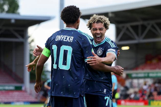 Francis Onyeka (Germany) bejubelt seinen Treffer zum 0:1 mit Montrell Culbreath (Germany), UEFA European Under-19 Championship 2026 Group A, Wales v Germany, Racecourse Ground am 01. July 2026 in Wrexham, Vereinigtes Königreich. (Foto von Marco Steinbrenner DeFodi Images) Francis Onyeka (Germany) celebrates after scoring his teams first goal with Montrell Culbreath (Germany), UEFA European Under-19 Championship 2026 Group A, Wales v Germany, Racecourse Ground, July 1, 2026 in Wrexham, United Kingdom. (Photo by Marco Steinbrenner DeFodi Images) - *** Francis Onyeka (Germany) celebrates his goal to make it 0–1 with Montrell Culbreath (Germany), 2026 UEFA European Under-19 Championship, Group A, Wales vs. Germany, Racecourse Ground on July 1, 2026, in Wrexham, United Kingdom. Photo by Marco Steinbrenner, DeFodi Images. Francis Onyeka (Germany) celebrates after scoring his team’s first goal with Montrell Culbreath (Germany), UEFA European Under-19 Championship 2026, Group A, Wales vs. Germany, Racecourse Ground, July 1, 2026, in Wrexham, United Kingdom. Photo by Marco Steinbrenner, DeFodi Images