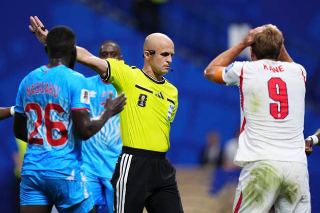 England v Congo DR: Round Of 32 - FIFA World Cup, WM, Weltmeisterschaft, Fussball 2026 Referee Adham Makhadmeh gestures during the FIFA World Cup 2026 Round Of 32 match between England and Congo DR at Atlanta Stadium on July 1, 2026 in Atlanta, United States. Atlanta GA United States  Copyright: xJosexBretonx originalFilename:bretonhernandez-englandv260701_npa8P.jpg