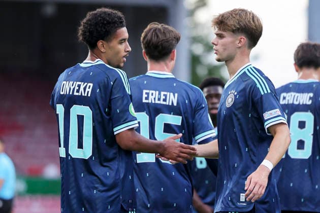 Francis Onyeka (Germany) bejubelt seinen Treffer zum 1:0 mit Mick Schmetgens (Germany), UEFA European Under-19 Championship 2026 Group A, Wales v Germany, Racecourse Ground am 01. July 2026 in Wrexham, Vereinigtes Königreich. (Foto von Marco Steinbrenner DeFodi Images) Francis Onyeka (Germany) celebrates after scoring his teams first goal with Mick Schmetgens (Germany), UEFA European Under-19 Championship 2026 Group A, Wales v Germany, Racecourse Ground, July 1, 2026 in Wrexham, United Kingdom. (Photo by Marco Steinbrenner DeFodi Images) - *** Francis Onyeka of Germany celebrates his goal to make it 1–0 with Mick Schmetgens of Germany, 2026 UEFA European Under-19 Championship, Group A, Wales vs. Germany, Racecourse Ground on July 1, 2026, in Wrexham, United Kingdom. Photo by Marco Steinbrenner, DeFodi Images. Francis Onyeka (Germany) celebrates after scoring his team’s first goal with Mick Schmetgens (Germany), UEFA European Under-19 Championship 2026, Group A, Wales vs. Germany, Racecourse Ground, July 1, 2026, in Wrexham, United Kingdom. Photo by Marco Steinbrenner, DeFodi Images