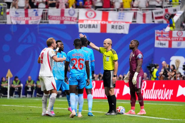 England v Congo DR: Round Of 32 - FIFA World Cup, WM, Weltmeisterschaft, Fussball 2026 Harry Kane of England protests with Referee Adham Makhadmeh during the FIFA World Cup 2026 Round Of 32 match between England and Congo DR at Atlanta Stadium on July 1, 2026 in Atlanta, United States. Atlanta GA United States  Copyright: xJosexBretonx originalFilename:bretonhernandez-englandv260701_npgDI.jpg