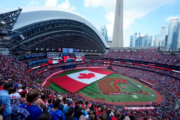 Sport Themen der Woche KW27 Sport Bilder des Tages July 1, 2026, Toronto, On, CANADA: Fans watch as the Canadian flag is taken onto the field of play for Canada Day before the start of MLB, Baseball Herren, USA baseball action between the Toronto Blue Jays and the New York Mets in Toronto on Wednesday, July 1, 2026. Canada News - July 1, 2026  - ZUMAc35_ 20260701_zaf_c35_061 Copyright: xFrankxGunnx