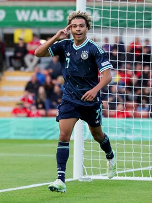 Montrell Culbreath (Germany) bejubelt seinen Treffer zum 0:2, UEFA European Under-19 Championship 2026 Group A, Wales v Germany, Racecourse Ground am 01. July 2026 in Wrexham, Vereinigtes Königreich. (Foto von Marco Steinbrenner DeFodi Images) Montrell Culbreath (Germany) celebrates after scoring his teams second goal, UEFA European Under-19 Championship 2026 Group A, Wales v Germany, Racecourse Ground, July 1, 2026 in Wrexham, United Kingdom. (Photo by Marco Steinbrenner DeFodi Images) - *** Montrell Culbreath of Germany celebrates his goal to make it 0–2, 2026 UEFA European Under-19 Championship, Group A, Wales vs. Germany, Racecourse Ground on July 1, 2026, in Wrexham, United Kingdom. Photo by Marco Steinbrenner, DeFodi Images. Montrell Culbreath of Germany celebrates after scoring his team’s second goal, UEFA European Under-19 Championship 2026, Group A, Wales vs. Germany, Racecourse Ground, July 1, 2026, in Wrexham, United Kingdom. Photo by Marco Steinbrenner, DeFodi Images