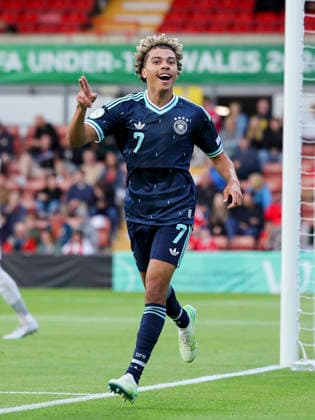 Montrell Culbreath (Germany) bejubelt seinen Treffer zum 0:2, UEFA European Under-19 Championship 2026 Group A, Wales v Germany, Racecourse Ground am 01. July 2026 in Wrexham, Vereinigtes Königreich. (Foto von Marco Steinbrenner DeFodi Images) Montrell Culbreath (Germany) celebrates after scoring his teams second goal, UEFA European Under-19 Championship 2026 Group A, Wales v Germany, Racecourse Ground, July 1, 2026 in Wrexham, United Kingdom. (Photo by Marco Steinbrenner DeFodi Images) - *** Montrell Culbreath of Germany celebrates his goal to make it 0–2, 2026 UEFA European Under-19 Championship, Group A, Wales vs. Germany, Racecourse Ground on July 1, 2026, in Wrexham, United Kingdom. Photo by Marco Steinbrenner, DeFodi Images. Montrell Culbreath of Germany celebrates after scoring his team’s second goal, UEFA European Under-19 Championship 2026, Group A, Wales vs. Germany, Racecourse Ground, July 1, 2026, in Wrexham, United Kingdom. Photo by Marco Steinbrenner, DeFodi Images