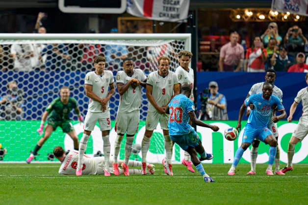 Yoane Wissa seen shooting free kick during FIFA World Cup, WM, Weltmeisterschaft, Fussball 2026 Round of 32 game between national teams of England and DR Congo (Edmung Wong Ball Raw Images) Houston Houston Stadium USA Copyright: xEdmundxWongx edmungwong_england_drcongo_2526_4-74