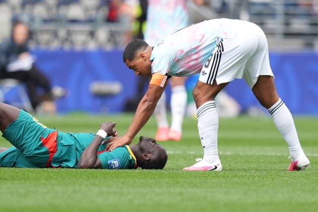 Belgium v Senegal - FIFA World Cup, WM, Weltmeisterschaft, Fussball 2026 - Round of 32 SEATTLE, USA - JULY 01: Youri Tielemans (R) of Belgium helps out his opponent during the 2026 FIFA World Cup Round of 32 match between Belgium and Senegal at Lumen Field (Seattle Stadium) in Seattle, Washington, United States on July 01, 2026. Ercin Erturk Anadolu Washington United States. Editorial use only. Please get in touch for any other usage.  Copyright: x2026xAnadoluxErcinxErturkx